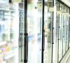 Kühlschränke in einem Supermarkt; Lebensmittelindustrie, Berufsbezeichnung, Bertelsmann Stiftung, Kompetenzanforderungen, Stellenausschreibungen