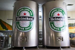 Sudhausbehälter in Heineken Brauerei in Manchester, die GEA installiert hat; Dekarbonisierung, Wärmepumpe, Abwärme, Brauprozess, Abfüllprozess, Birra Moretti, Foster's, Kühlmittel, Dampfkessel