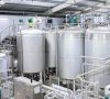 Bioreaktoren in Produktionshalle bei Biocatalysts in Wales, Übernahme, Biotechnologie, Enzyme, Proteine