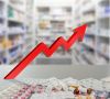 Preisanstieg bei Medikamenten, bildlich dargestellt mit nach schräg oben zeigendem Pfeil und einem Stapel Tabletten und Kapseln